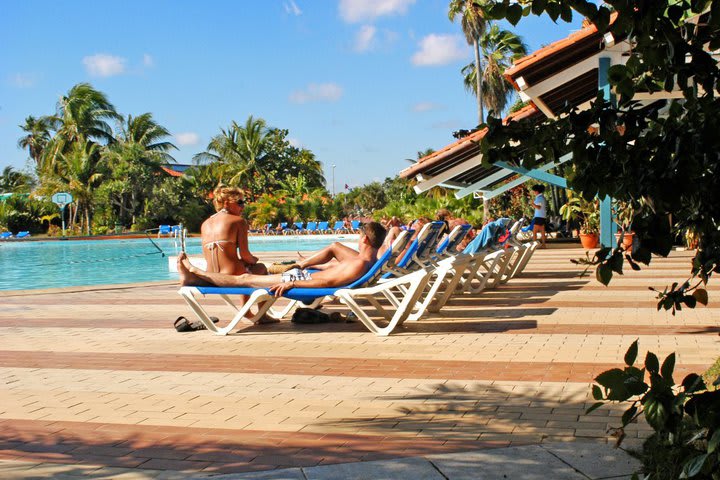 Tomando el sol en el área de la piscina