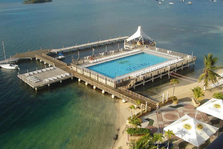 Piscina de agua dulce sobre el mar