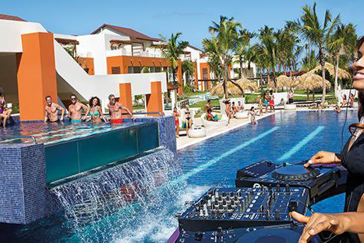 La animación en las piscinas incluye música DJ