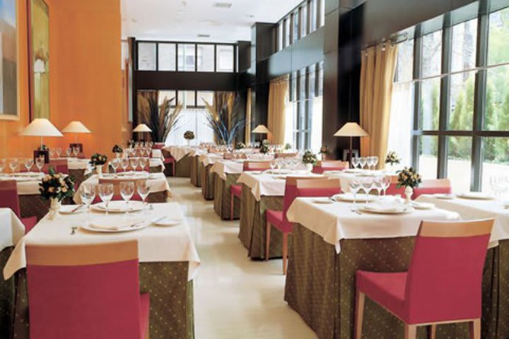 Salón de desayunos del NH Alberto Aguilera, hotel en Madrid