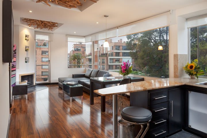 Interior de un apartamento con jacuzzi o bañera