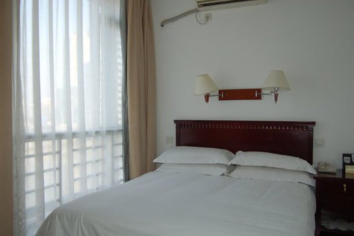 All accommodations at the Lakeside Holiday Inn in Shanghai are equipped with air conditioning