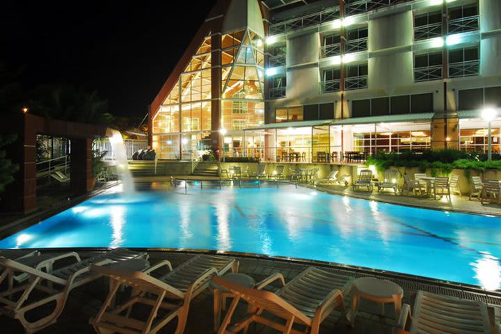 The Quality hotel in Niteroi offers an outdoor swimming pool
