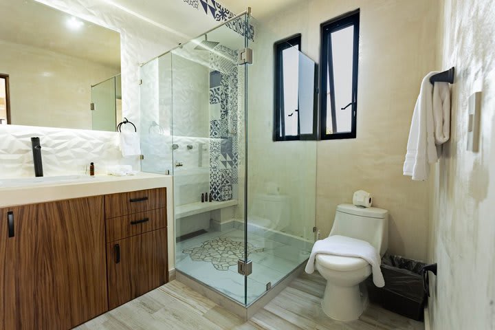 Private guest bathroom