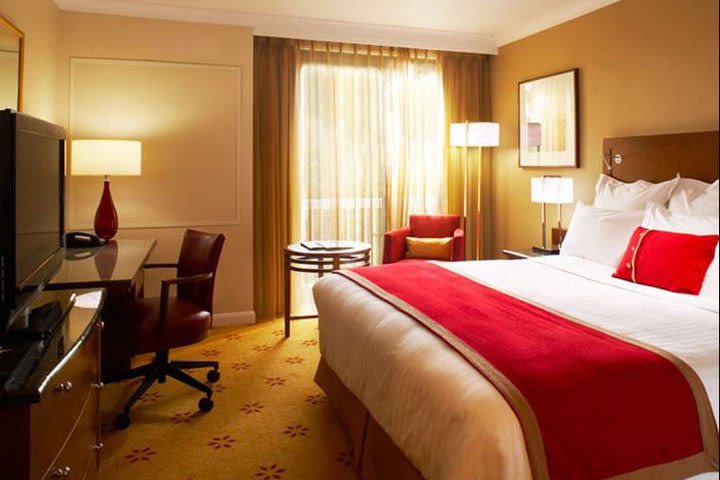 Deluxe room with king size bed at the Marriott Regents Park hotel in London