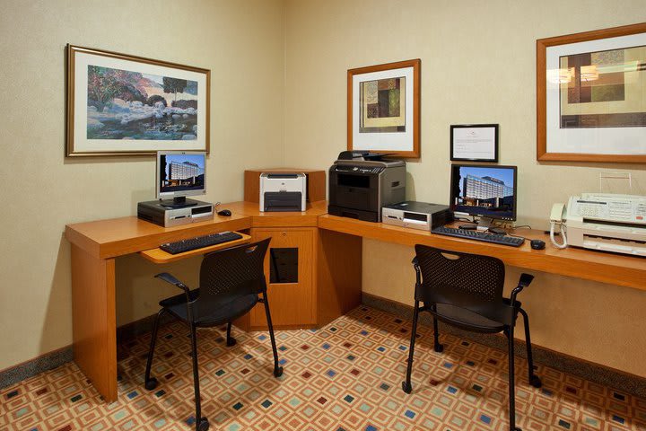 Las instalaciones del hotel Crowne Plaza San Francisco en Burlingame incluyen un centro de negocios