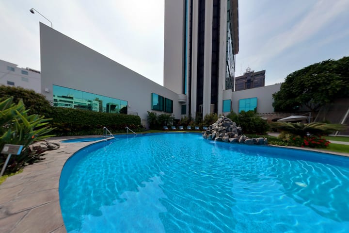 Outdoor heated swimming pool at Swissotel Lima