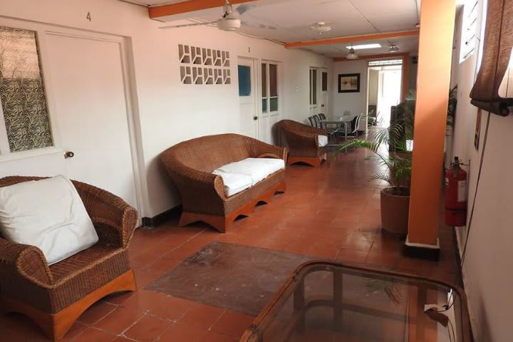 Área de descanso en el interior del hostal