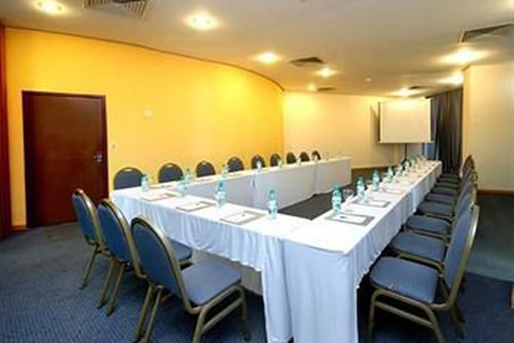 Golden Tulip Internacional has 12 meeting rooms