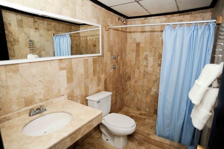 Baño de huéspedes