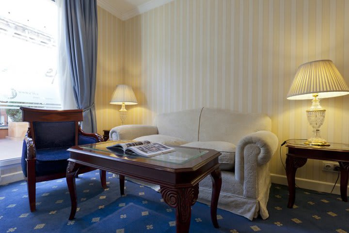 Área de descanso en una junior suite del María Elena Palace, hotel de negocios en Madrid