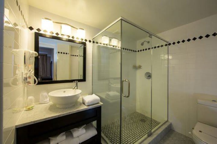 Baño de una habitación del Edison, hotel en Nueva York