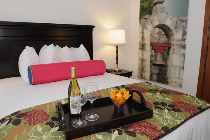 Hotel Indigo at the Alamo offers room service