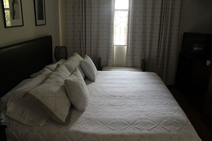 Premium Room, 1 Queen Bed (Classic Comfort)