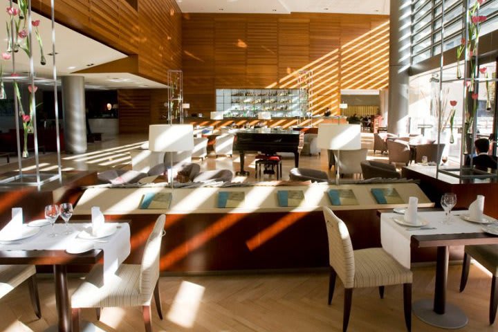 El Eurostars Grand Marina Hotel tiene un restaurante de comida mediterránea