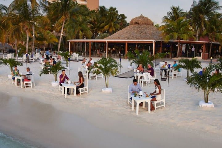 Restaurante PureBeach con mesas en los arenales