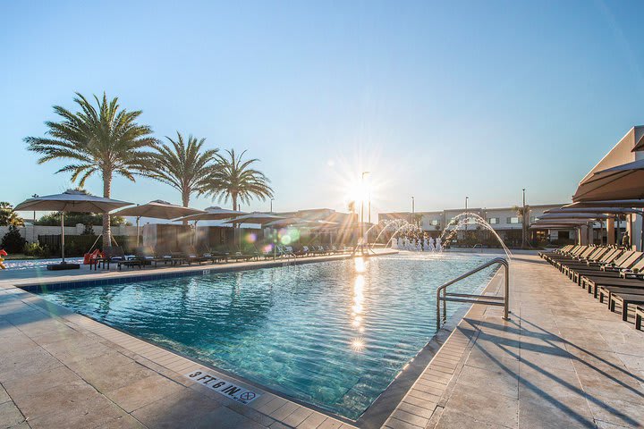 Camas de playa plegables en la piscina