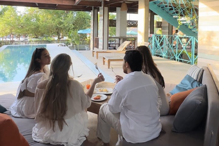 Disfruta frente a la piscina