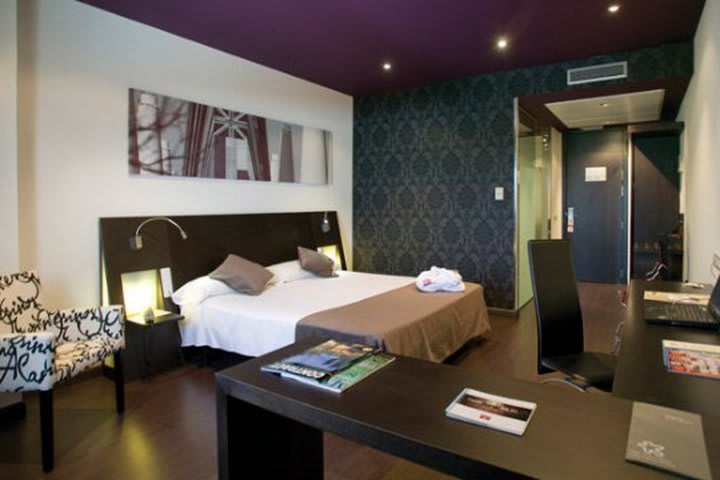 Las habitaciones del hotel High Tech Nueva Castellana ofrecen laptop con internet