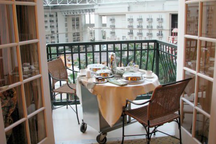 Enjoy a delicious meal in your room at the Gaylord Palms Resort & Convention Center