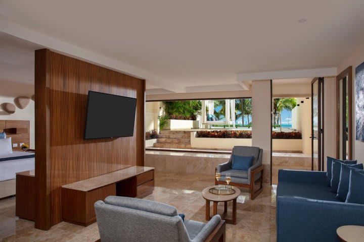 Sitting area in a honeymoon suite with plunge pool