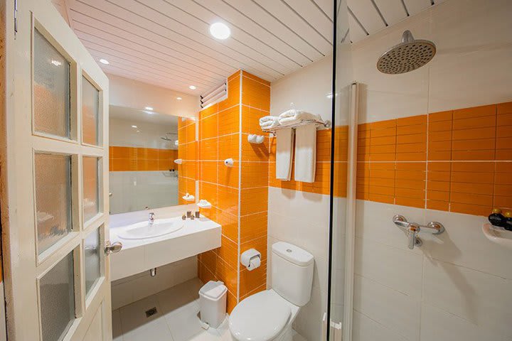 Baño de huéspedes con ducha