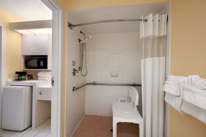 Img - Habitación Deluxe, 2 camas de matrimonio, en una planta alta (Mobility/Hearing Impaired/Tower)