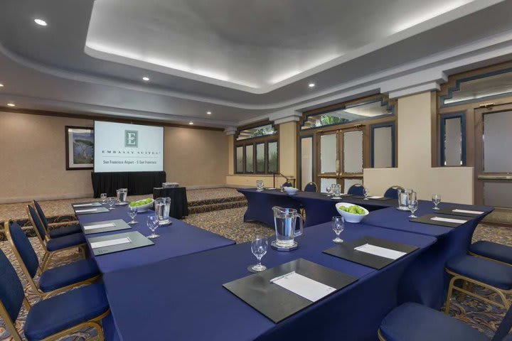 Embassy Suites posee salones de eventos con capacidad para 500 personas