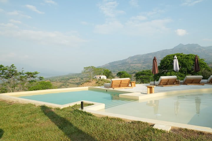 Piscina con vista al valle