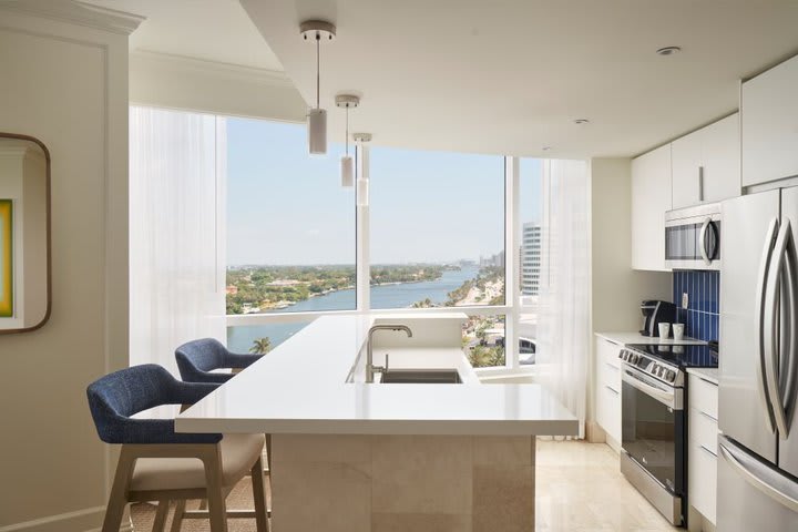 Cocina en una suite Tresor con vista a la bahía