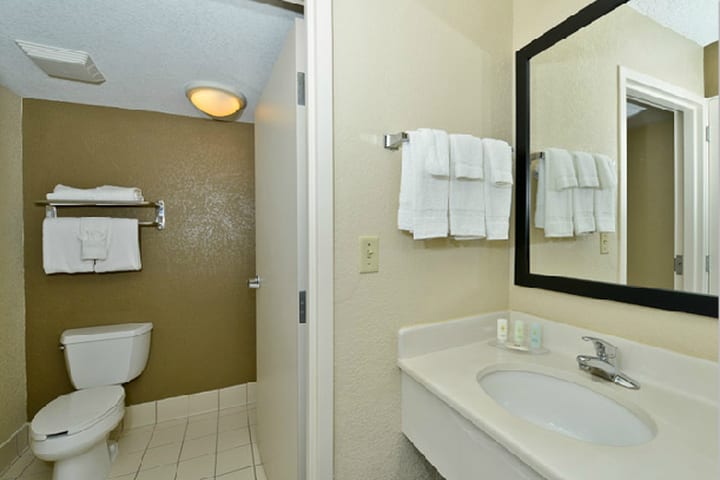 Baño con ducha de una habitación