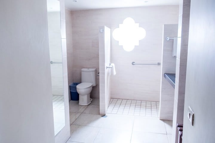 Baño de huéspedes