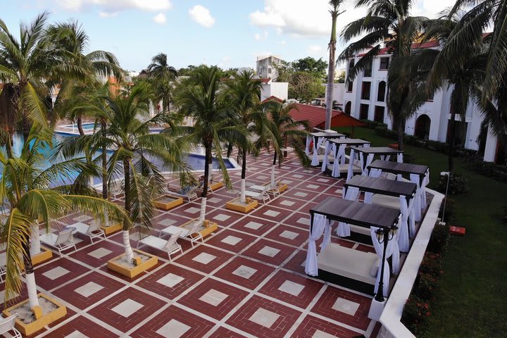 Sitting areas next to the pool