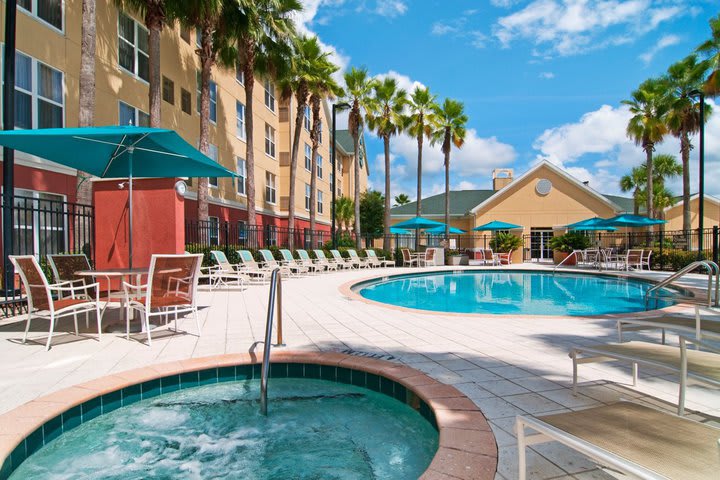 Alberca y jacuzzi exterior en el hotel Homewood Suites by Hilton Orlando