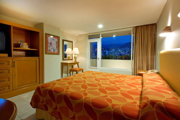 Guest room with king size bed