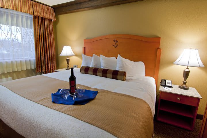 The Best Western Plus Abercorn Inn Vancouver Airport offers room service