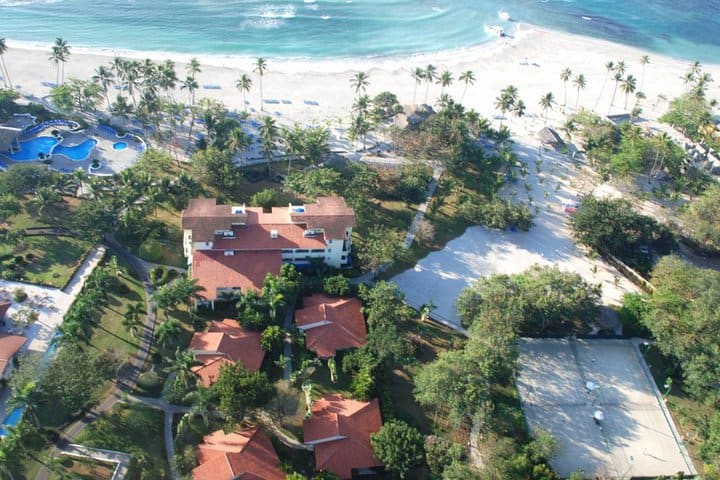 Vista aérea del hotel de playa Barceló Capella Beach en Juan Dolio