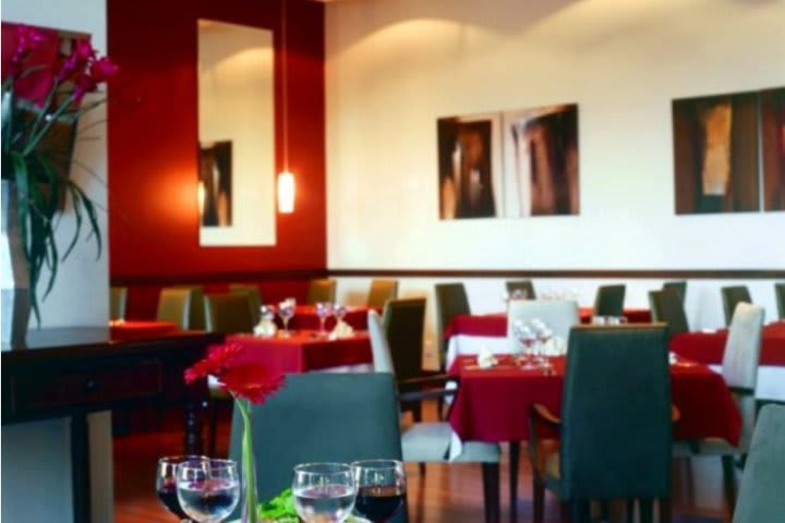 The restaurant at the InterCity Premium Porto Alegre hotel serves international dishes