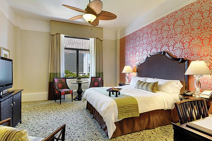 Junior suite del hotel The Royal Hawaiian, A Luxury Collection Resort en la playa de Waikiki