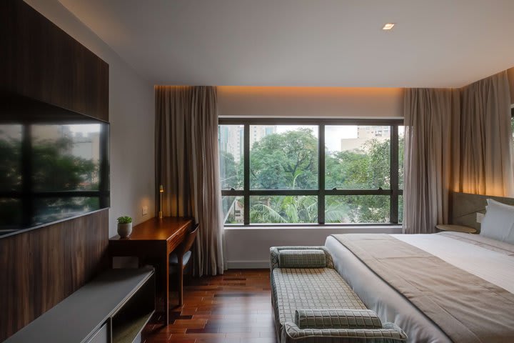 1 Queen Bed-City View