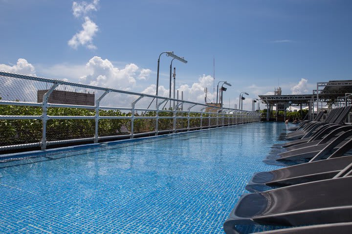 Camas de playa plegables en la piscina