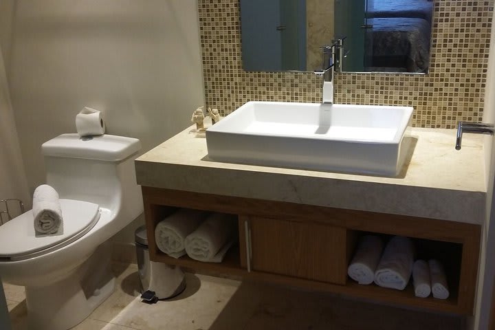 Baño de un suite lujosa