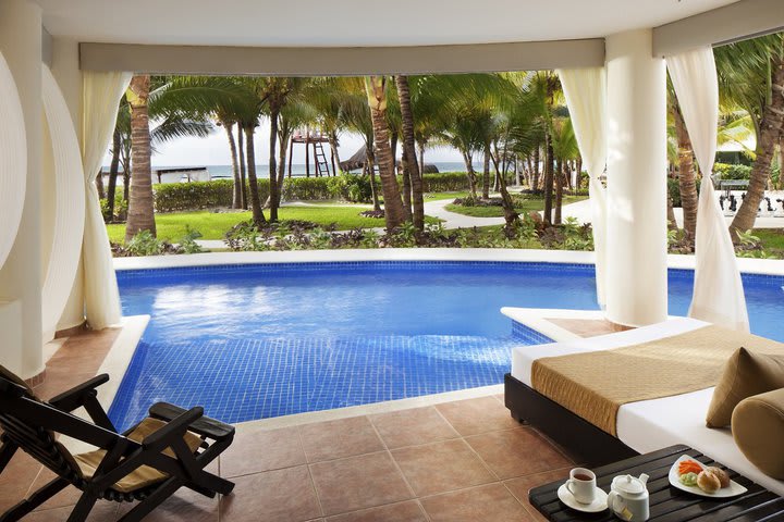 Swim-up suite