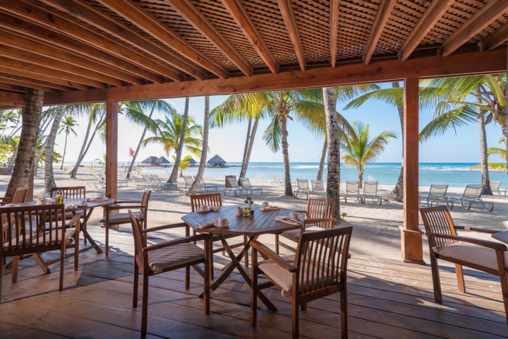 Restaurante con vista al mar