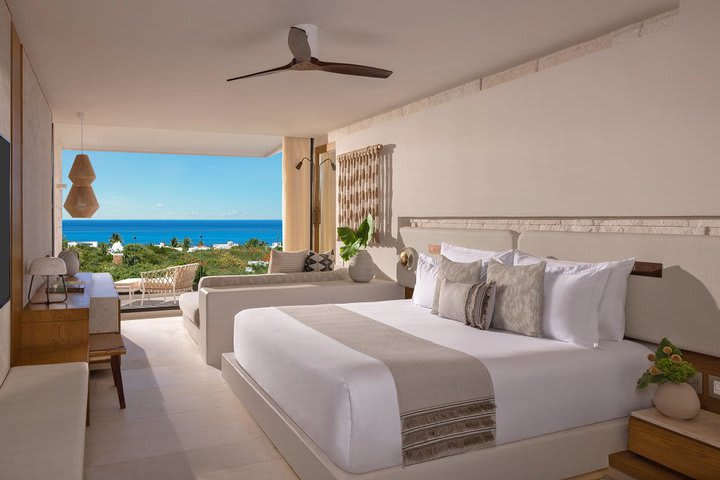 Junior suite king vista parcial al mar