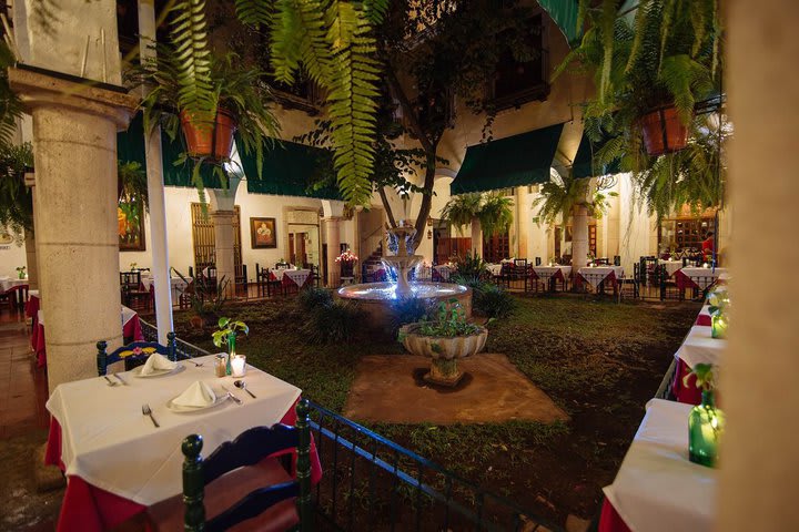 Terraza del restaurante por la noche