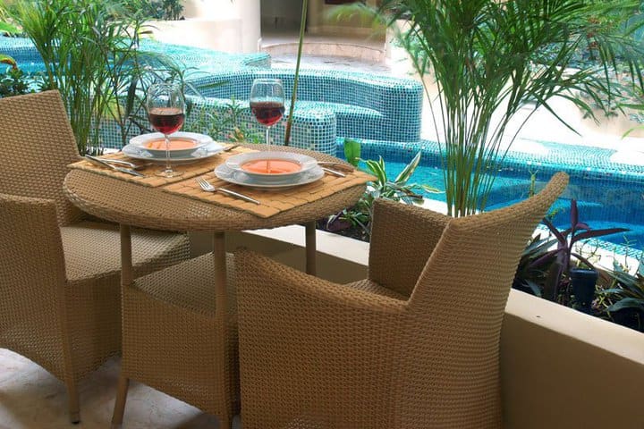 Puedes comer junto a la moderna piscina