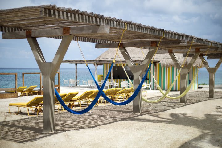 El área de playa cuenta con hamacas