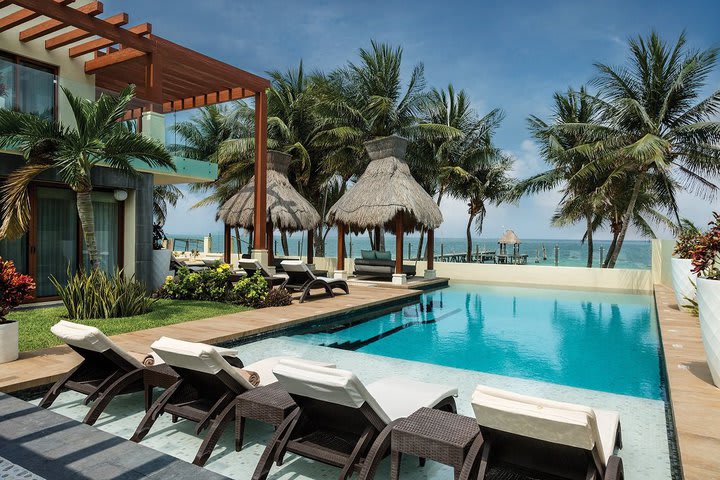 Piscina con vista al mar