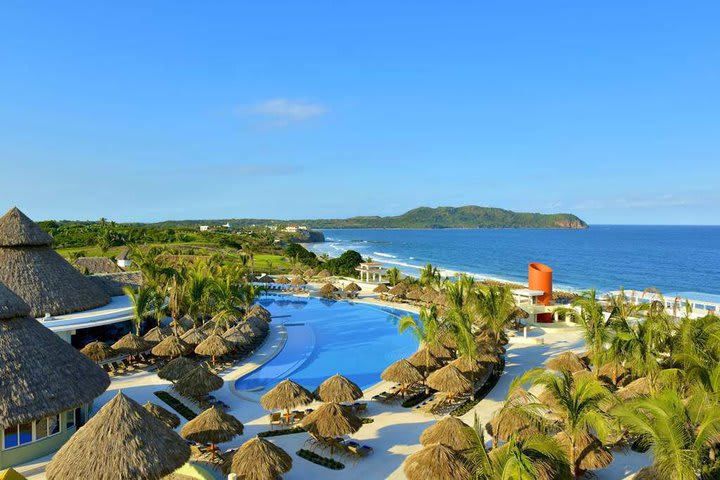 La propiedad cuenta con una enorme piscina